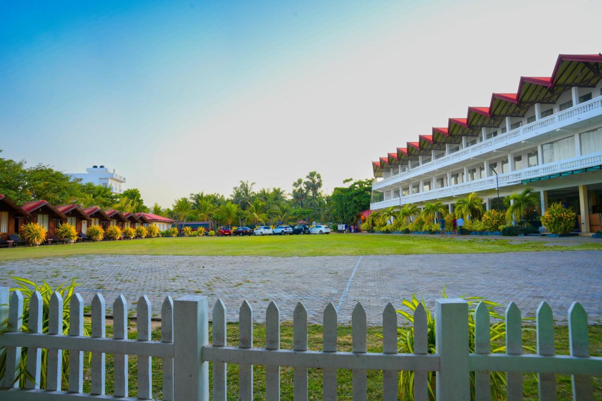 Jkab Beach Resort Тринкомали Экстерьер фото